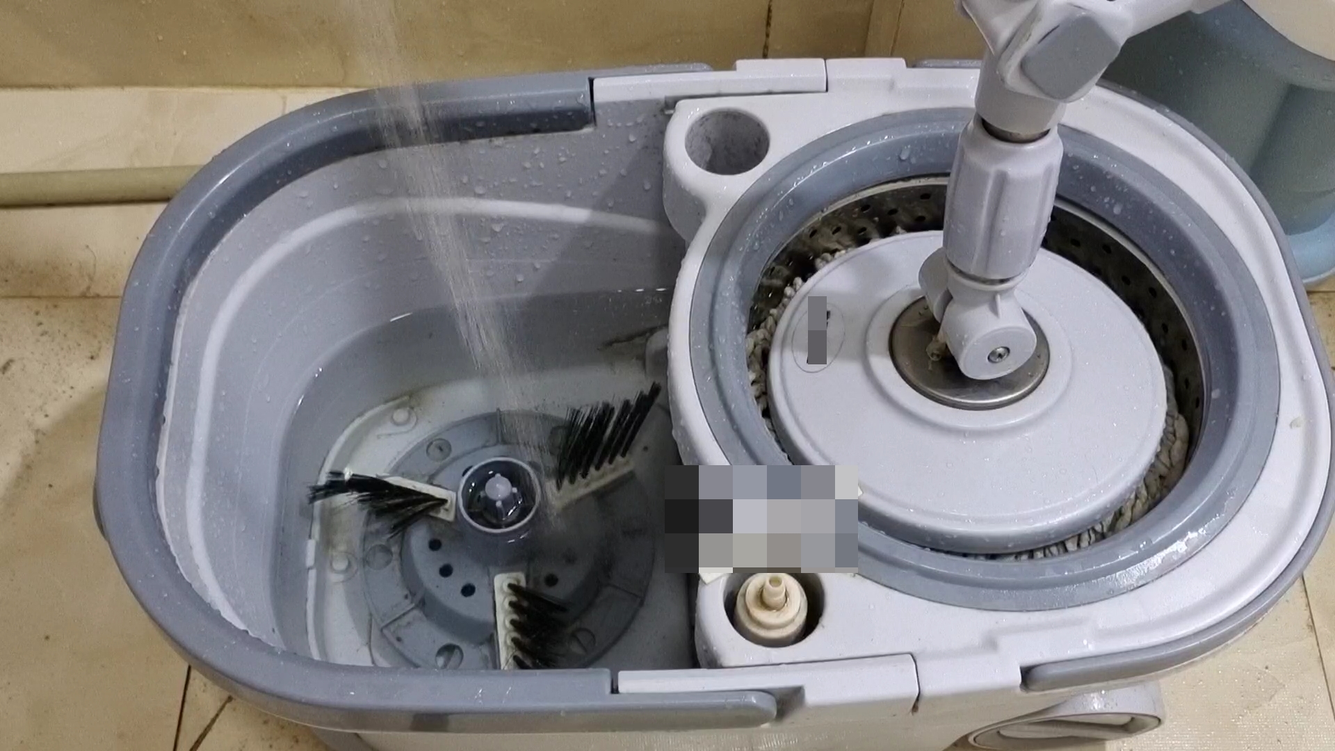 Dù cây lau nhà có bẩn hay sẫm màu đến đâu, chỉ cần nhúng trong nước này là sẽ sạch ngay mà mùi hôi cũng chẳng còn-3