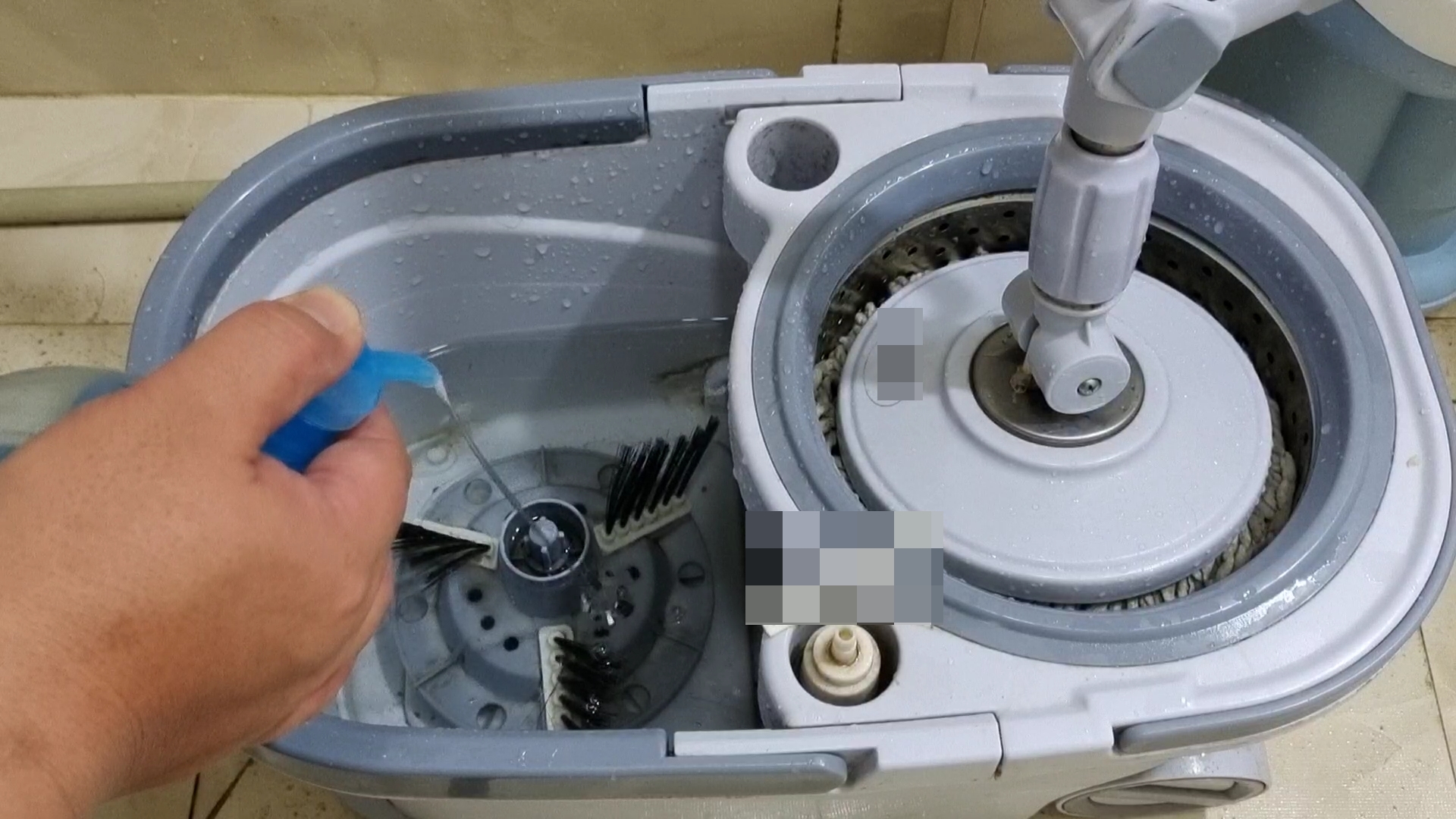 Dù cây lau nhà có bẩn hay sẫm màu đến đâu, chỉ cần nhúng trong nước này là sẽ sạch ngay mà mùi hôi cũng chẳng còn-4