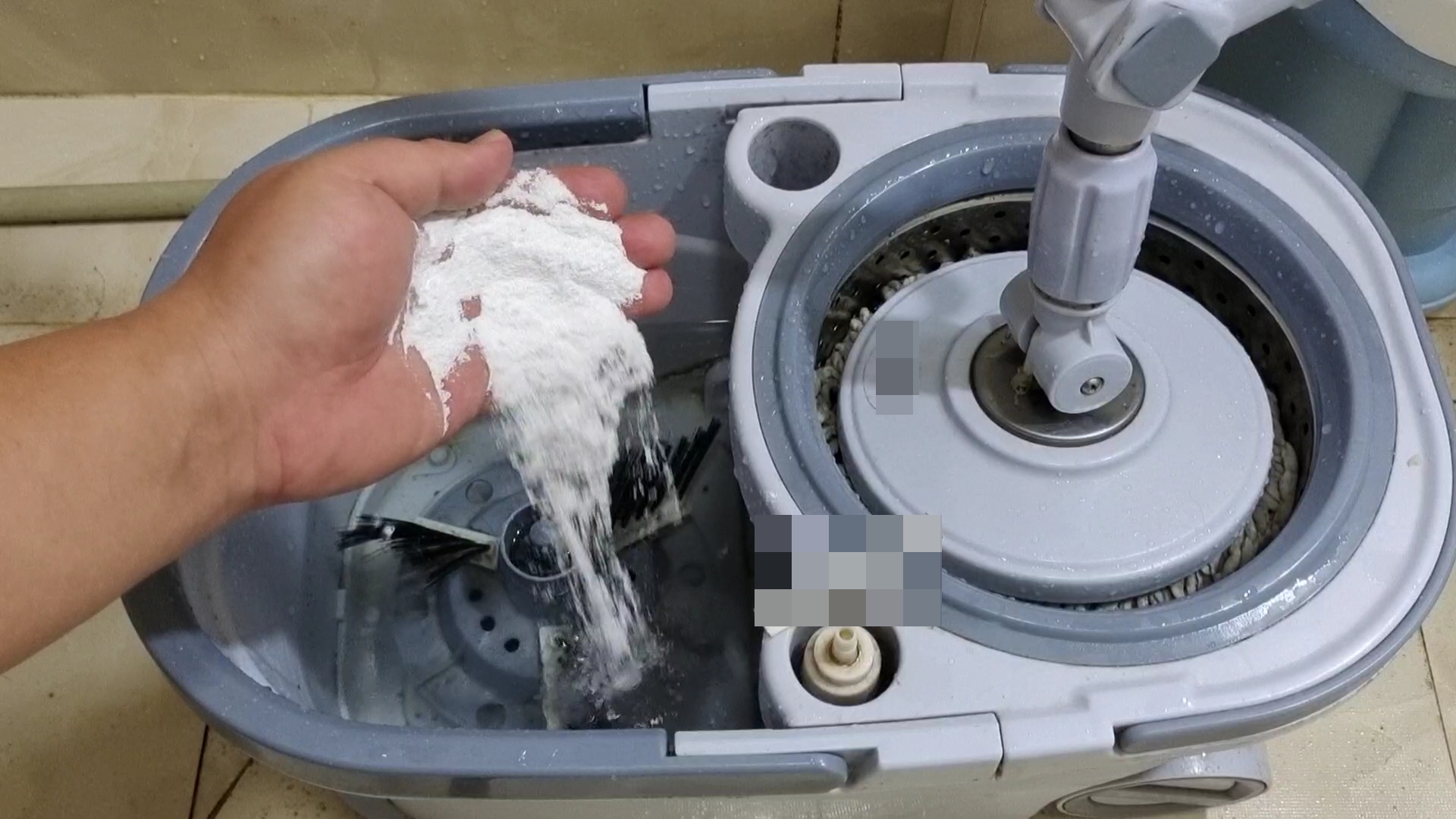 Dù cây lau nhà có bẩn hay sẫm màu đến đâu, chỉ cần nhúng trong nước này là sẽ sạch ngay mà mùi hôi cũng chẳng còn-5