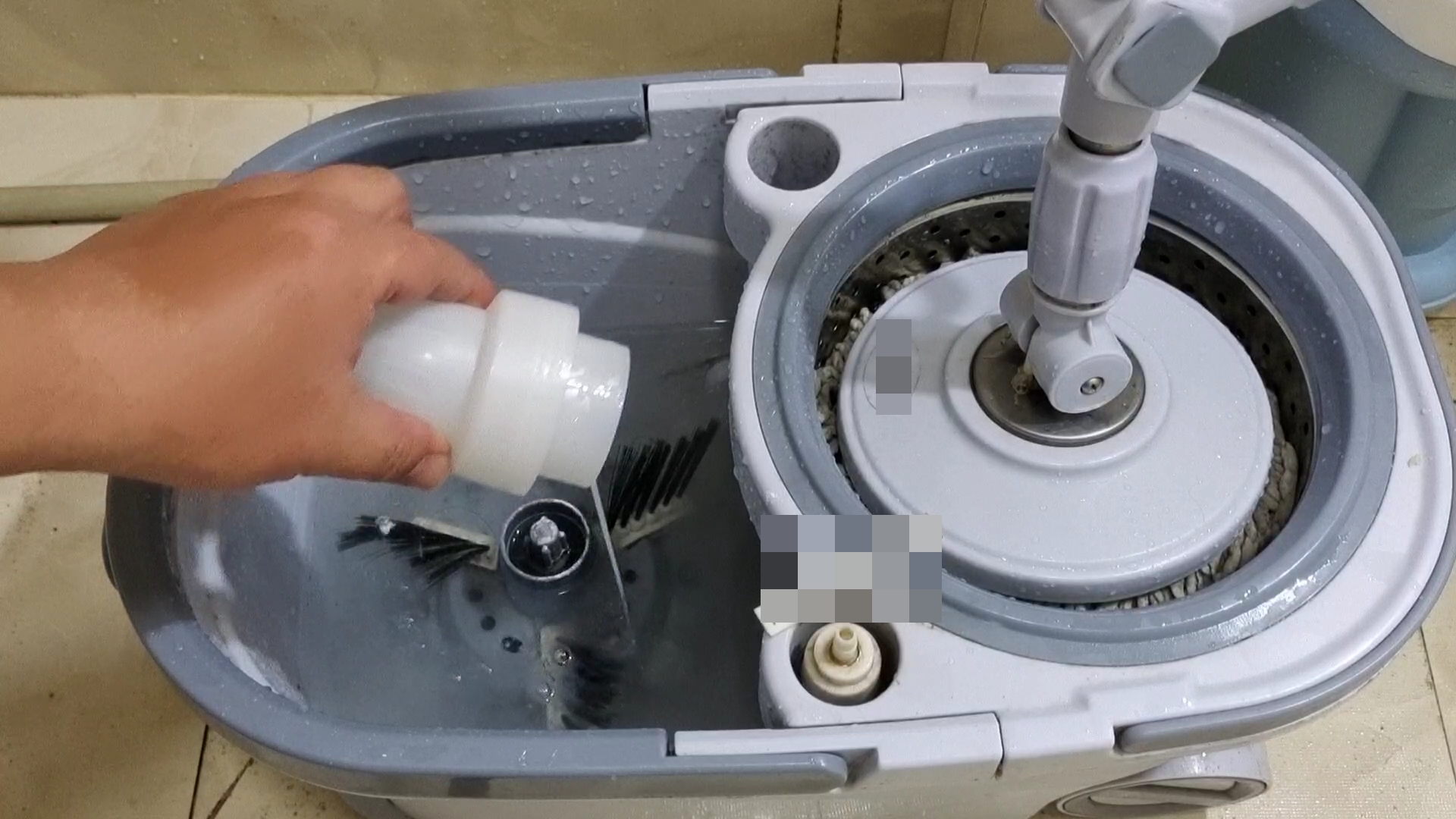 Dù cây lau nhà có bẩn hay sẫm màu đến đâu, chỉ cần nhúng trong nước này là sẽ sạch ngay mà mùi hôi cũng chẳng còn-6