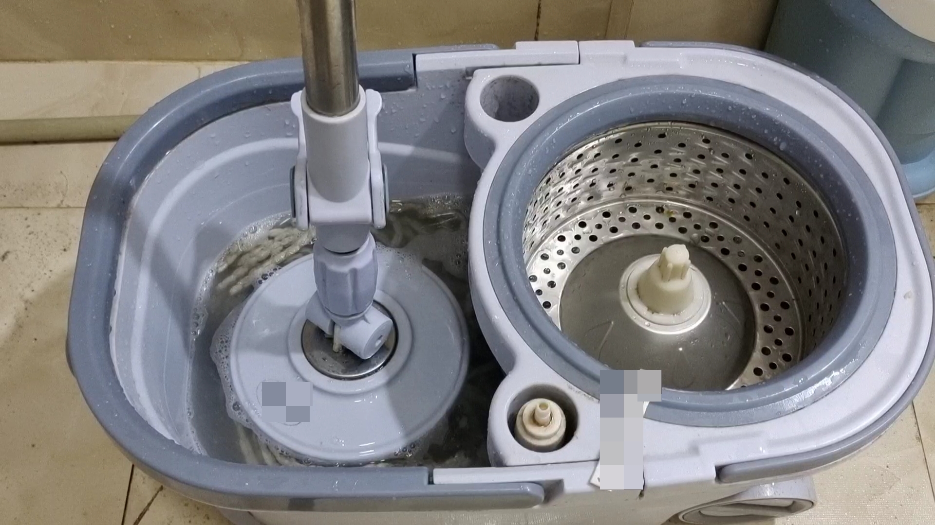 Dù cây lau nhà có bẩn hay sẫm màu đến đâu, chỉ cần nhúng trong nước này là sẽ sạch ngay mà mùi hôi cũng chẳng còn-7