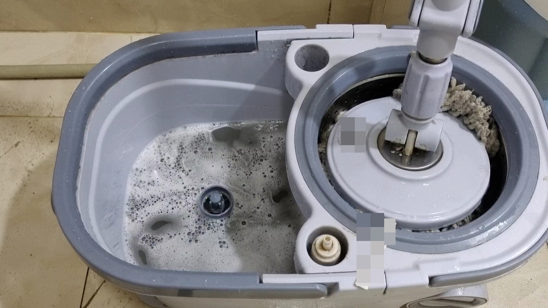 Dù cây lau nhà có bẩn hay sẫm màu đến đâu, chỉ cần nhúng trong&nbsp;nước này là sẽ sạch ngay mà&nbsp;mùi hôi cũng chẳng còn-8