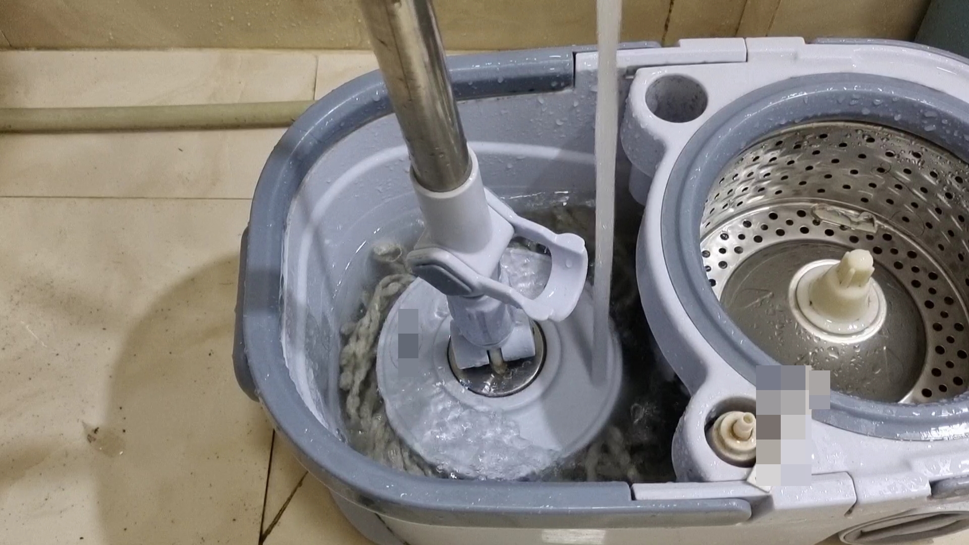 Dù cây lau nhà có bẩn hay sẫm màu đến đâu, chỉ cần nhúng trong nước này là sẽ sạch ngay mà mùi hôi cũng chẳng còn-9