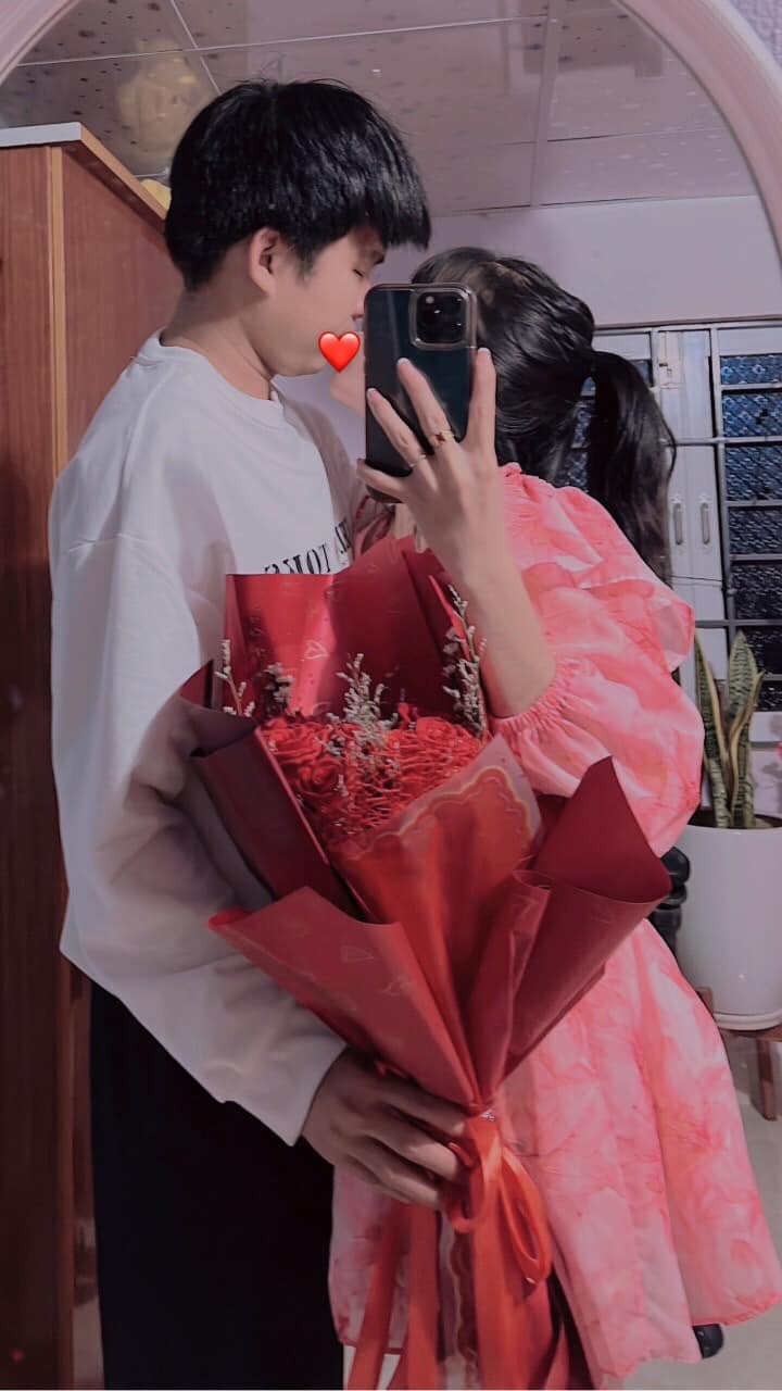 Câu chuyện đặc biệt đằng sau hình ảnh anh chồng tỉ mẩn tự tay gói hoa tặng vợ Valentine-2