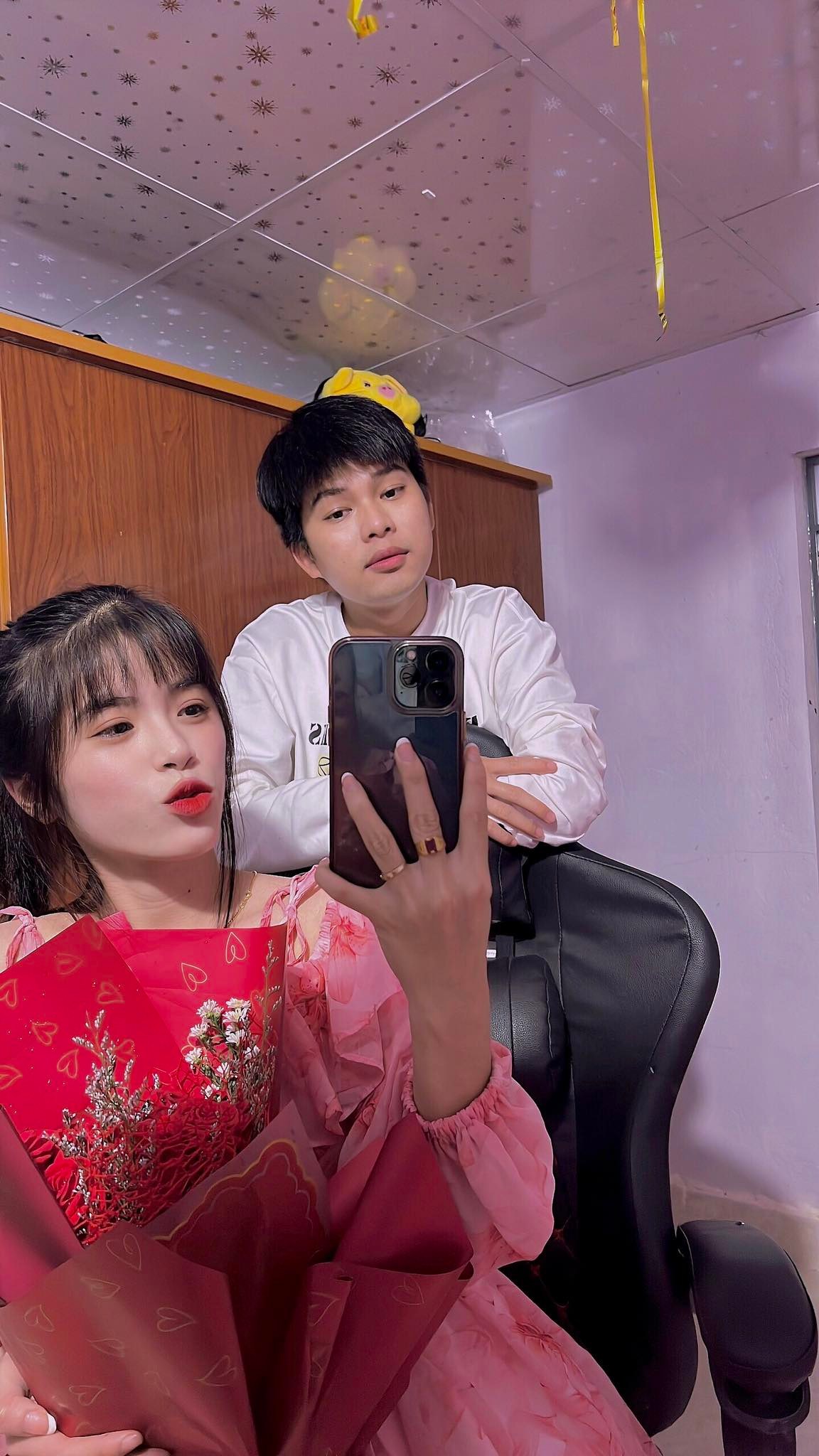 Câu chuyện đặc biệt đằng sau hình ảnh anh chồng tỉ mẩn tự tay gói hoa tặng vợ Valentine-3