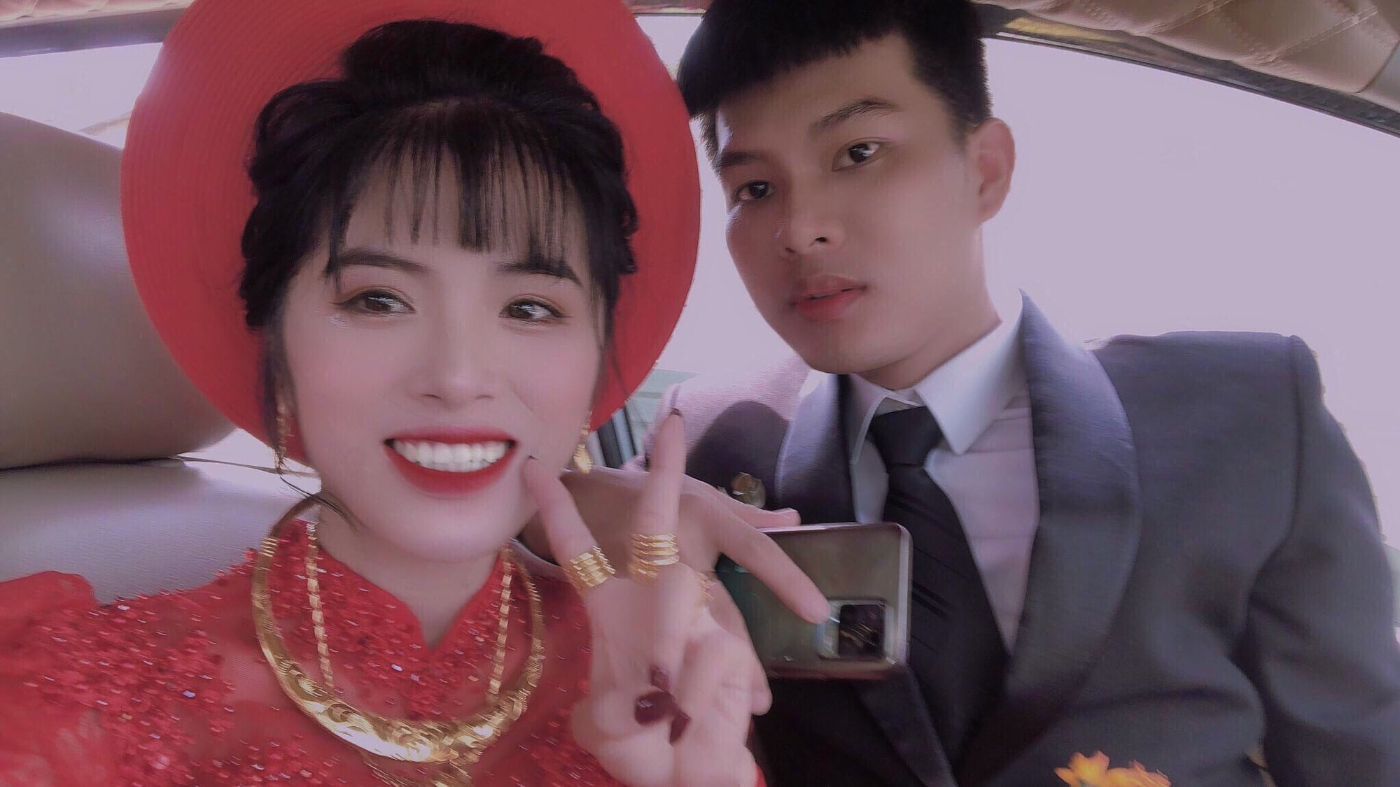 Câu chuyện đặc biệt đằng sau hình ảnh anh chồng tỉ mẩn tự tay gói hoa tặng vợ Valentine-5