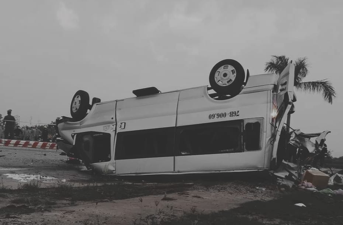 Xe khách tông xe đầu kéo, 8 người chết-2