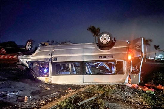 Xe khách tông xe đầu kéo, 8 người chết