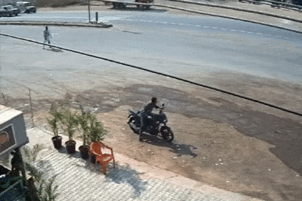 Nam thanh niên nhảy khỏi xe máy thoát nạn trong gang tấc