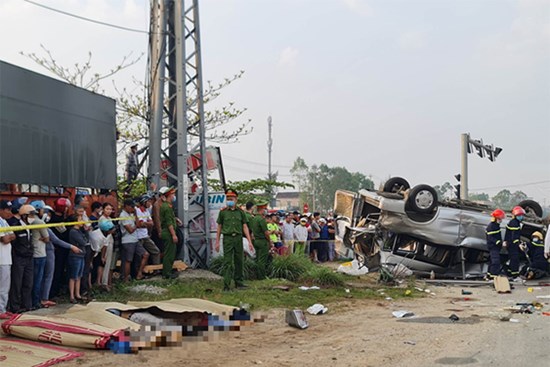 Hiện trường vụ tai nạn giao thông đặc biệt nghiêm trọng khiến 8 người tử vong tại Quảng Nam