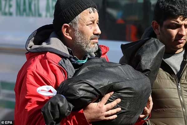 Chú chó cứu hộ ở Thổ Nhĩ Kỳ: Bị thương vẫn miệt mài tìm kiếm nạn nhân động đất-9