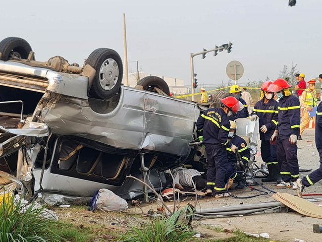 Ghi nhận tại hiện trường vụ tai nạn thảm khốc ở Quảng Nam: Xe khách trượt dài chục mét, lật ngửa lên trời-1
