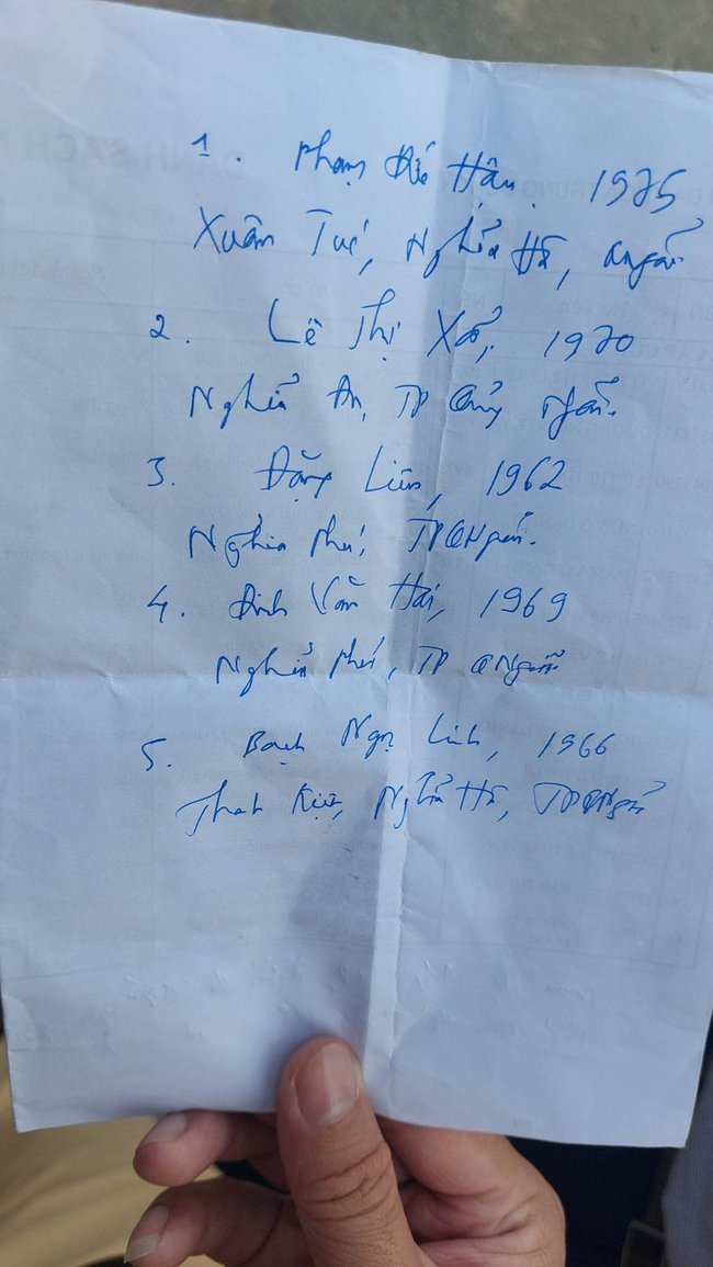 Ghi nhận tại hiện trường vụ tai nạn thảm khốc ở Quảng Nam: Xe khách trượt dài chục mét, lật ngửa lên trời-4