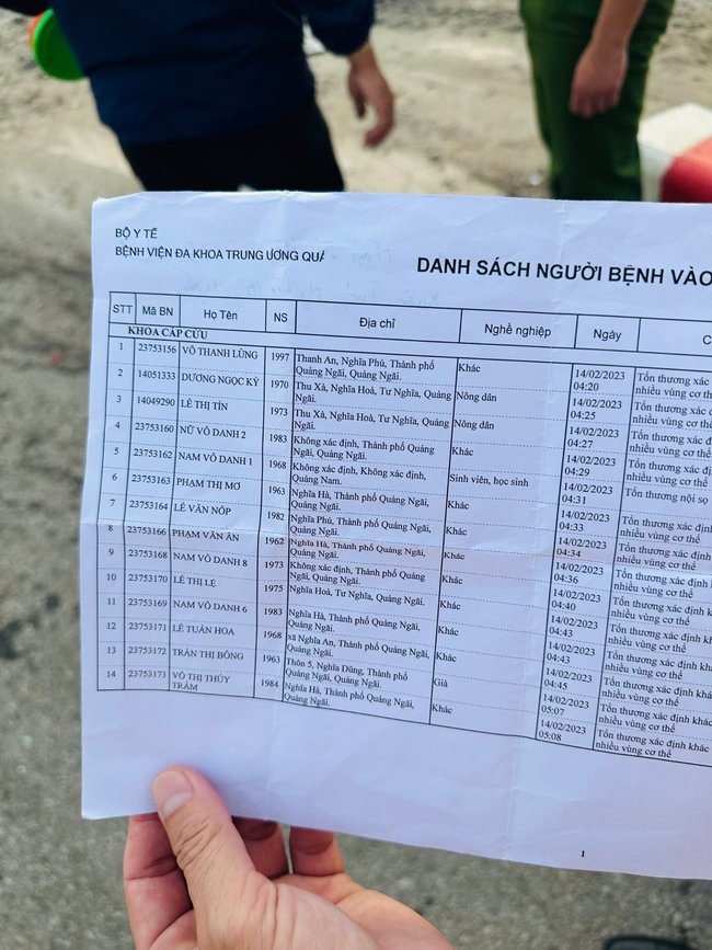 Ghi nhận tại hiện trường vụ tai nạn thảm khốc ở Quảng Nam: Xe khách trượt dài chục mét, lật ngửa lên trời-5