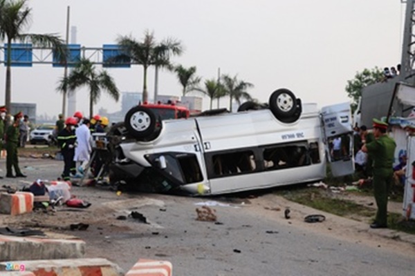 Khoảnh khắc xe khách và ôtô tải tông trực diện khiến một người chết-1