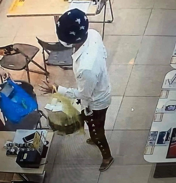 Người đàn ông nghi cầm súng, cướp tài sản trong cửa hàng Thế giới di động-2