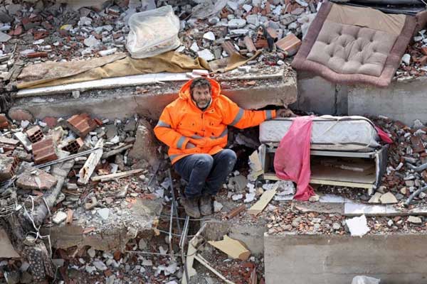 Đằng sau bức hình ám ảnh trong động đất ở Thổ Nhĩ Kỳ: Tôi không thể cứu con gái-1