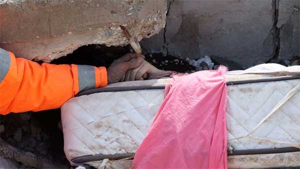 Đằng sau bức hình ám ảnh trong động đất ở Thổ Nhĩ Kỳ: Tôi không thể cứu con gái-2