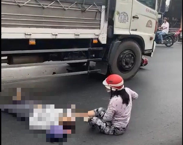 Tai nạn thương tâm ở Bình Dương, người phụ nữ đi cùng thất thần-1