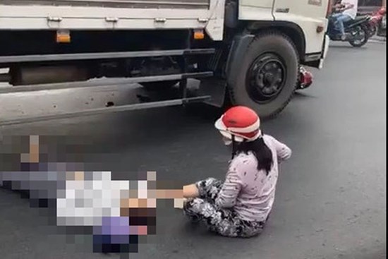 Tai nạn thương tâm ở Bình Dương, người phụ nữ đi cùng thất thần