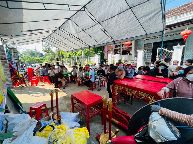 Chồng ngã quỵ khi mất cả vợ lẫn con trong vụ tai nạn thảm khốc ở Quảng Nam-1