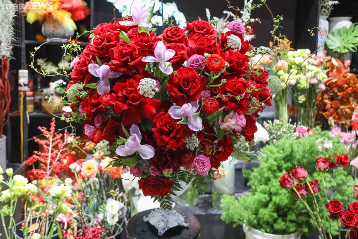 Chi 15 triệu đồng mua một bình hoa ngoại làm quà Valentine-1