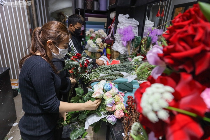 Chi 15 triệu đồng mua một bình hoa ngoại làm quà Valentine-3