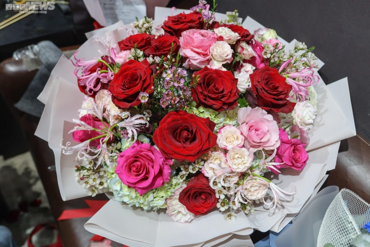 Chi 15 triệu đồng mua một bình hoa ngoại làm quà Valentine-5