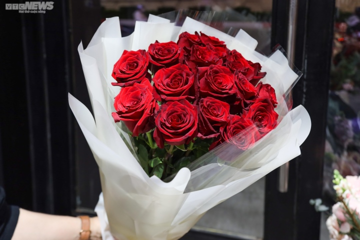 Chi 15 triệu đồng mua một bình hoa ngoại làm quà Valentine-7
