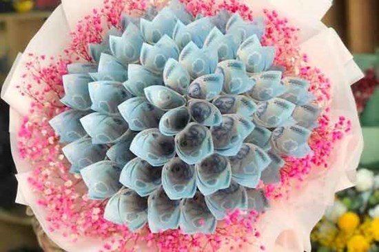 Cảnh báo vi phạm pháp luật khi tặng người thương những bó 'hoa tiền'