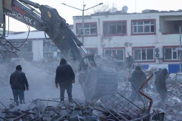 Hơn 200 giờ mắc kẹt sau động đất, vẫn còn người sống sót-2