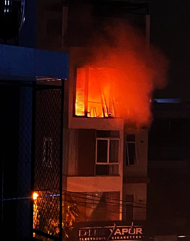 Cứu 2 người mắc kẹt trên tầng 5 ngôi nhà bị cháy đêm valentine-1