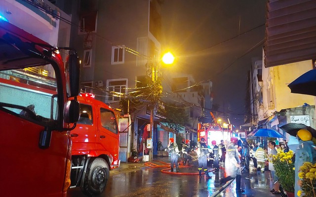 Cứu 2 người mắc kẹt trên tầng 5 ngôi nhà bị cháy đêm valentine-3