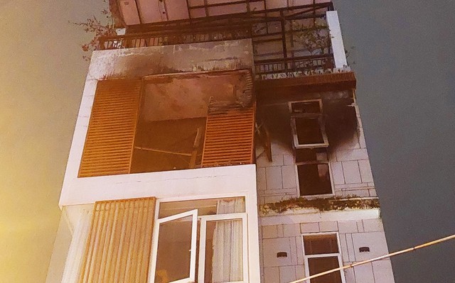 Cứu 2 người mắc kẹt trên tầng 5 ngôi nhà bị cháy đêm valentine-4