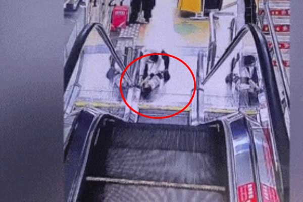 Mắc kẹt trong thang cuốn, bé gái 2 tuổi suýt mất bàn tay-2