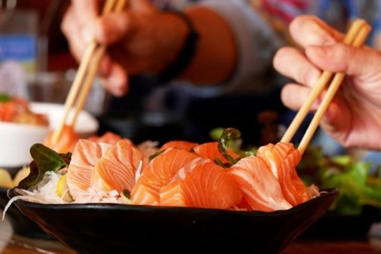Kiểu ăn hải sản dù ngon nhưng dễ gây nhiễm sán, ngộ độc, rước bệnh
