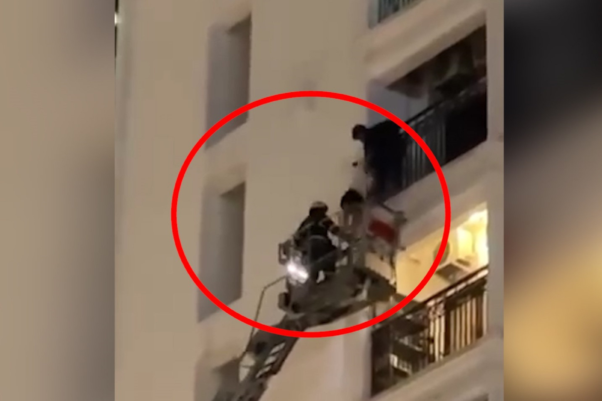 Trung tá cứu hỏa kể phút cứu thanh niên định nhảy lầu từ tầng 8 ở Hà Nội-3