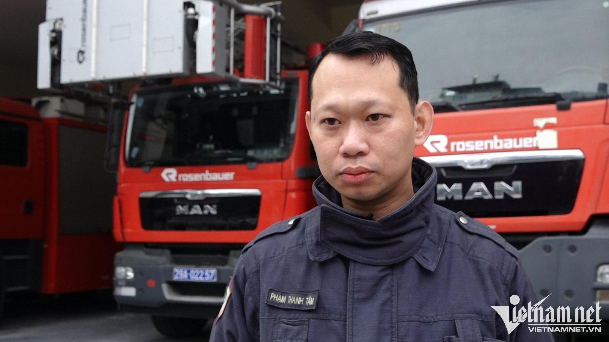 Trung tá cứu hỏa kể phút cứu thanh niên định nhảy lầu từ tầng 8 ở Hà Nội-1