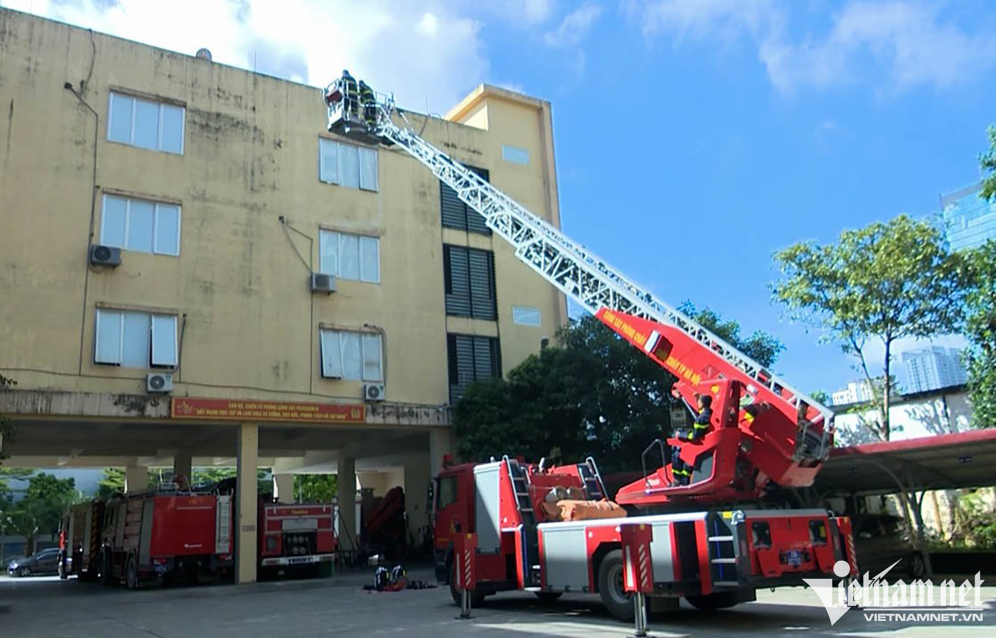 Trung tá cứu hỏa kể phút cứu thanh niên định nhảy lầu từ tầng 8 ở Hà Nội-4