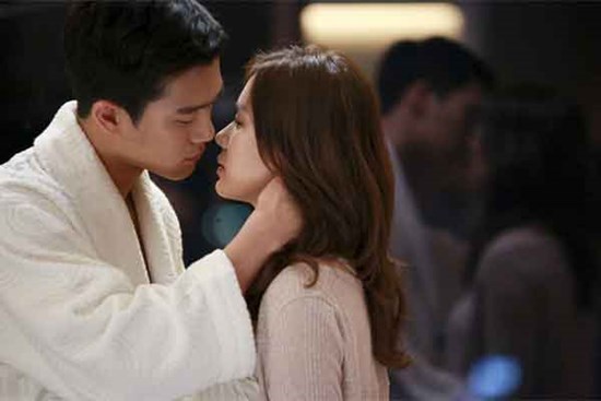 Choáng vì gặp chồng ôm eo gái lạ vào nhà nghỉ để... chữa bệnh