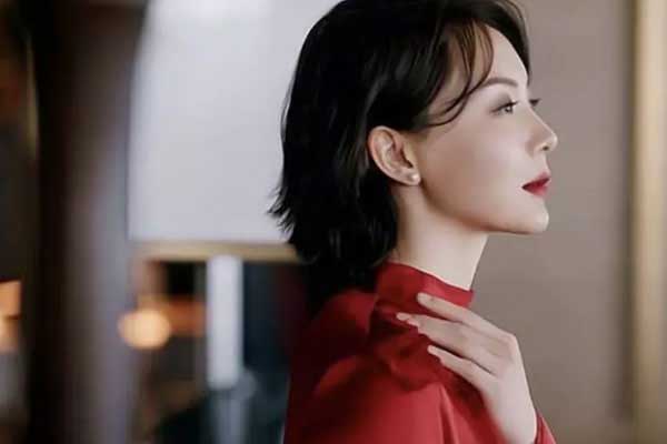 Tôi dẫn chồng đi họp lớp, chẳng may anh vung tay làm đổ bát, lúc phục vụ đi tới thì ai cũng phải sững sờ-1