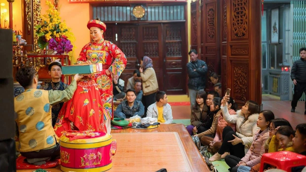 Cô đồng đúng nhận, sai cãi thu đủ trăm triệu mới làm lễ-1