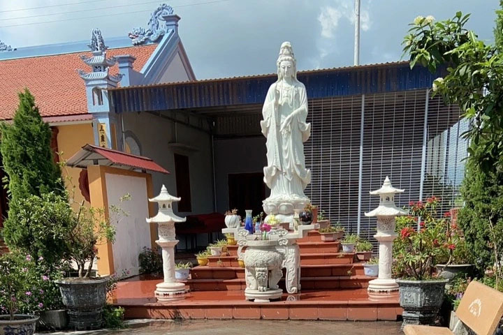 Cô đồng đúng nhận, sai cãi thu đủ trăm triệu mới làm lễ-2