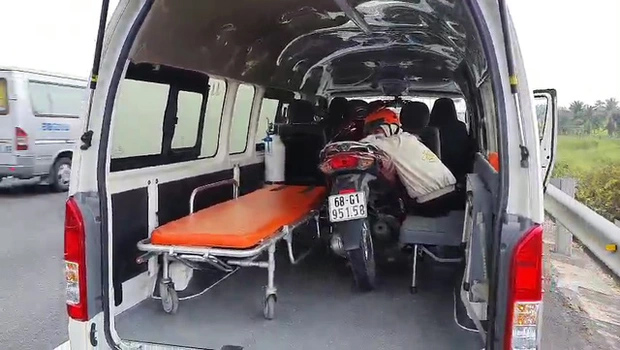Cô gái đi xe máy lạc vào đường cao tốc được xe cứu thương chở ra ngoài-3