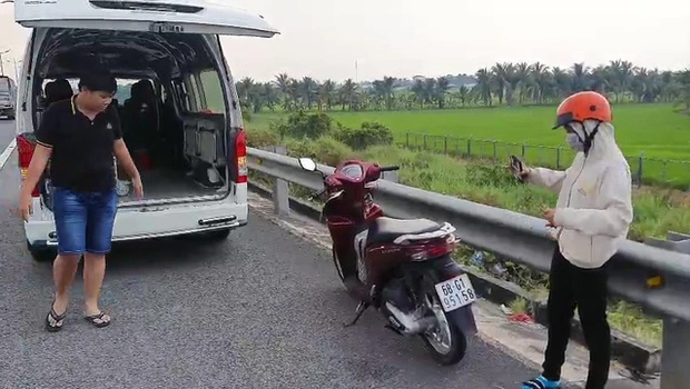 Cô gái đi xe máy lạc vào đường cao tốc được xe cứu thương chở ra ngoài-2
