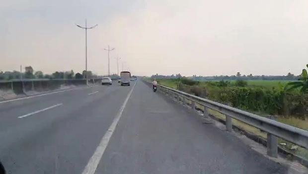 Cô gái đi xe máy lạc vào đường cao tốc được xe cứu thương chở ra ngoài-1