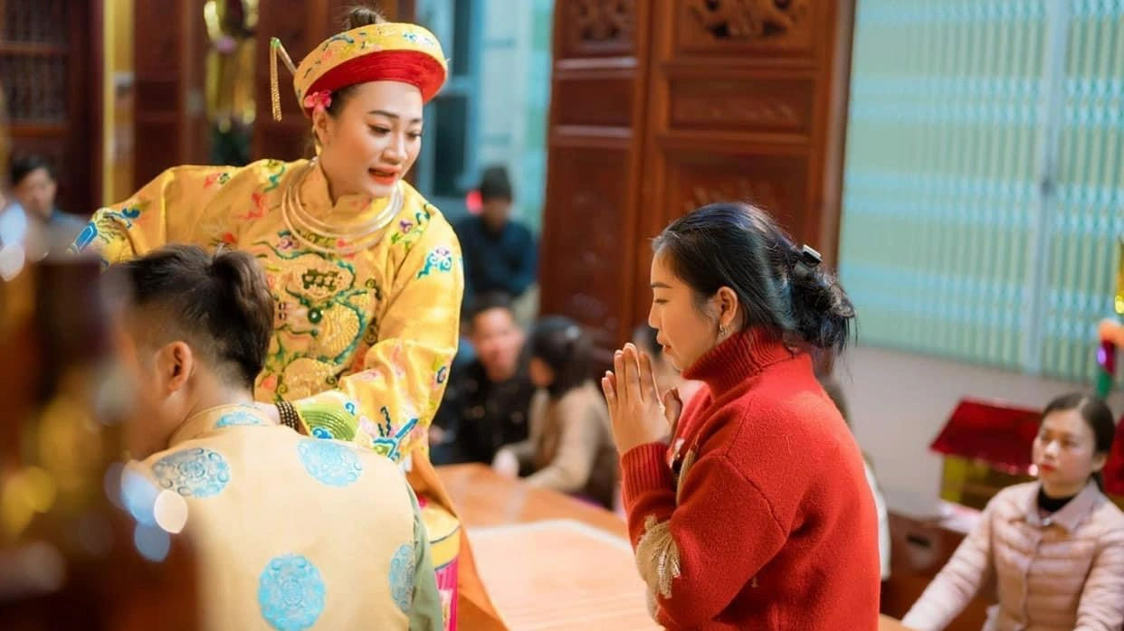 Chuyện bất ngờ về cô đồng đúng nhận, sai cãi và nghệ thuật làm giá đúng 180 triệu-1