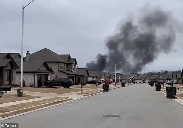 Mỹ: Trực thăng Black Hawk lao xuống đường, không ai sống sót-2