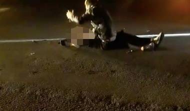 Clip: Ám ảnh tiếng khóc của người chồng cạnh vợ bầu bị thương nặng vì tai nạn giao thông-2