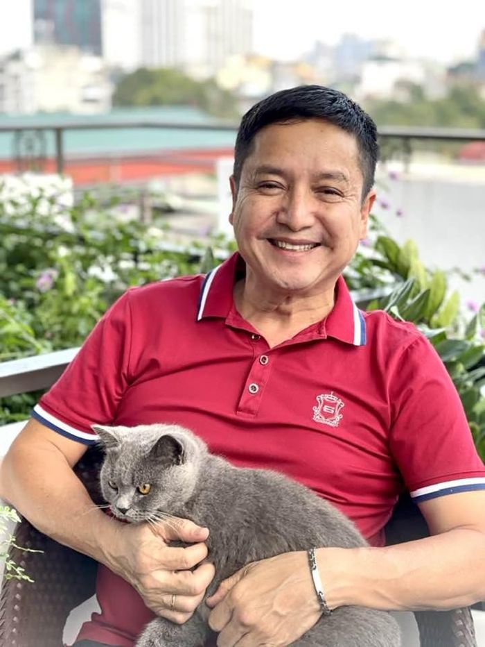 NSƯT Chí Trung ngày càng trẻ từ khi yêu doanh nhân kém 18 tuổi-1